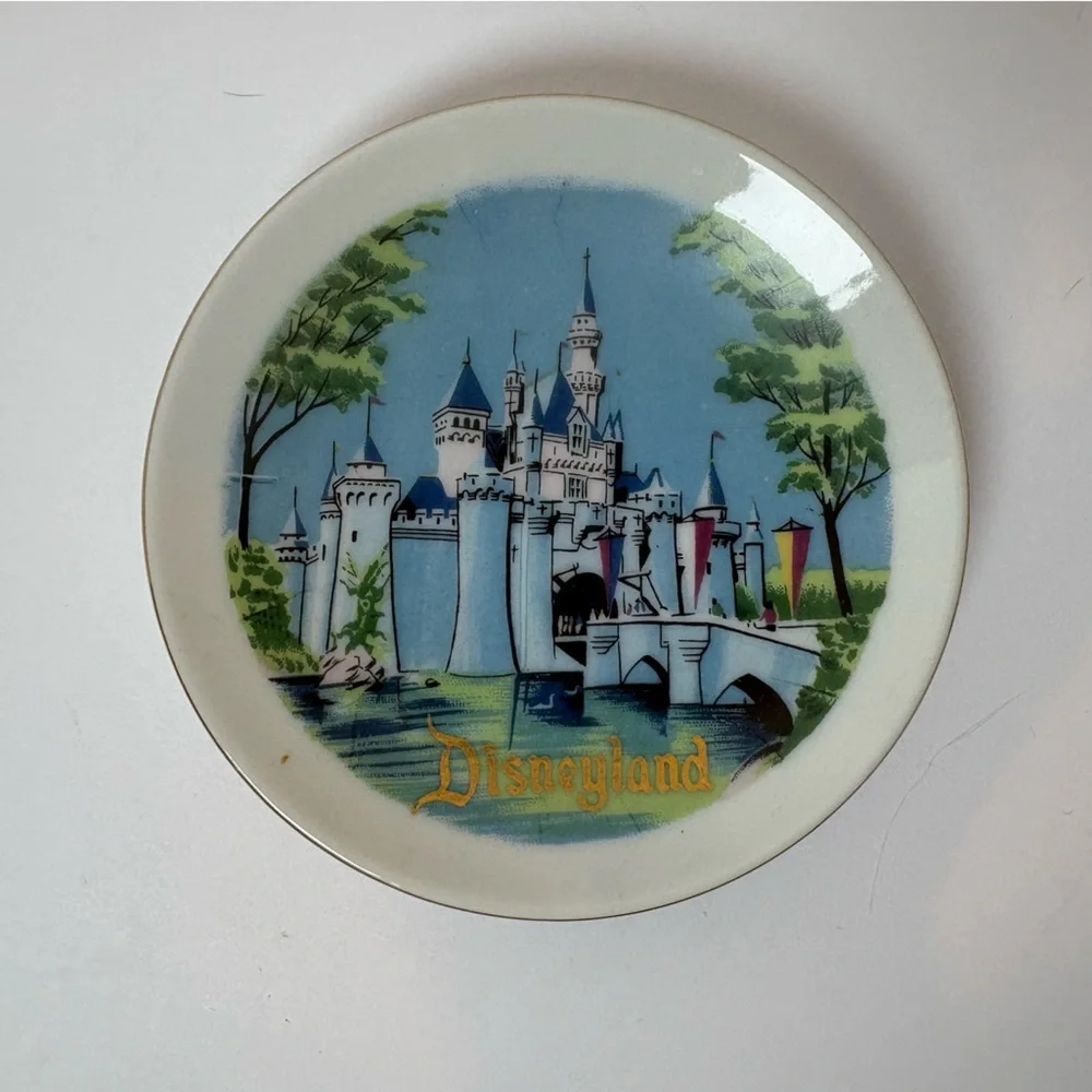 Disney Disneyland VTG souvenir plate featuring  Sleeping Beauty’s Castle